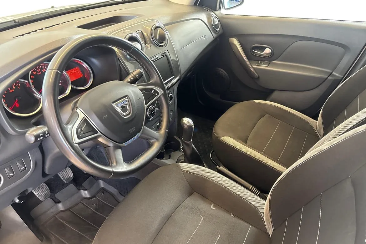 Vehicle image 7