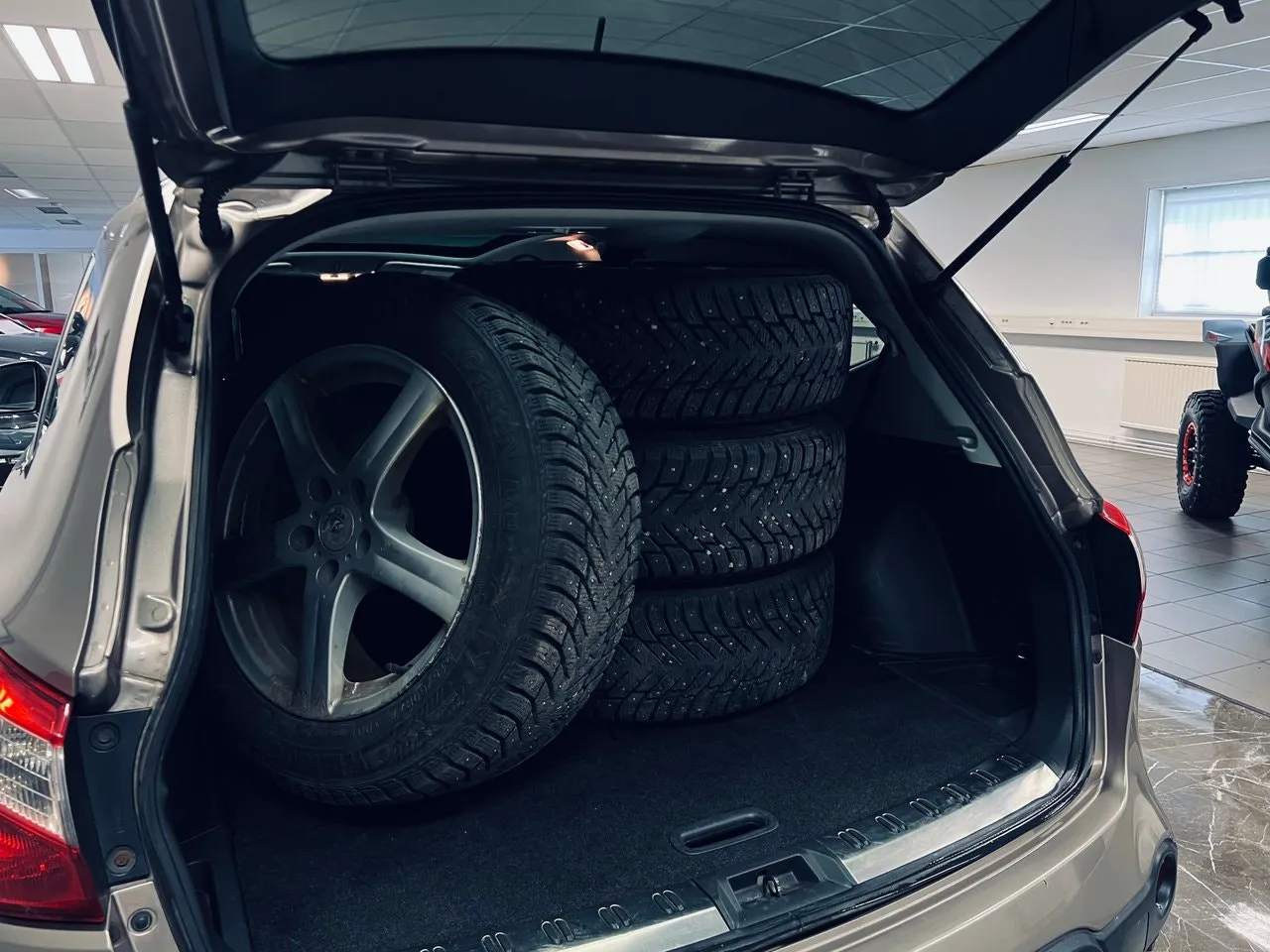Vehicle image 18