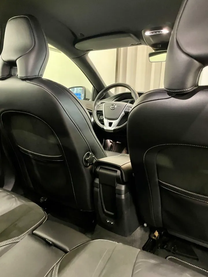 Vehicle image 18