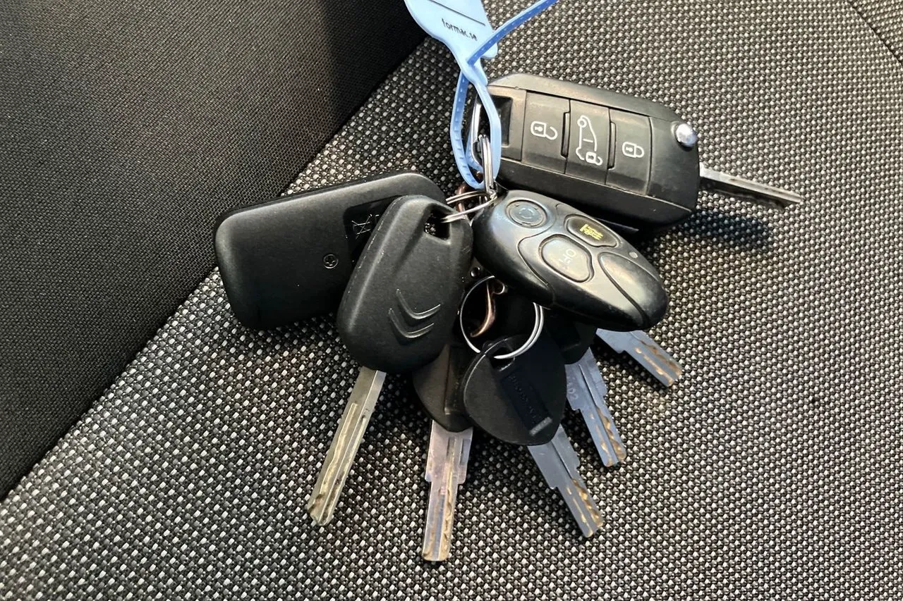 Vehicle image 19