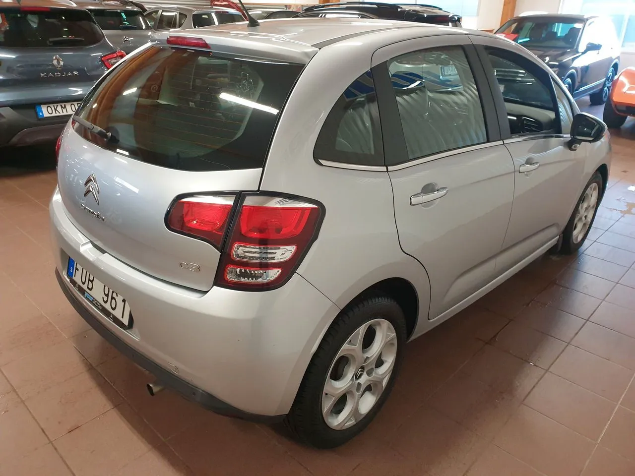 Vehicle image 4