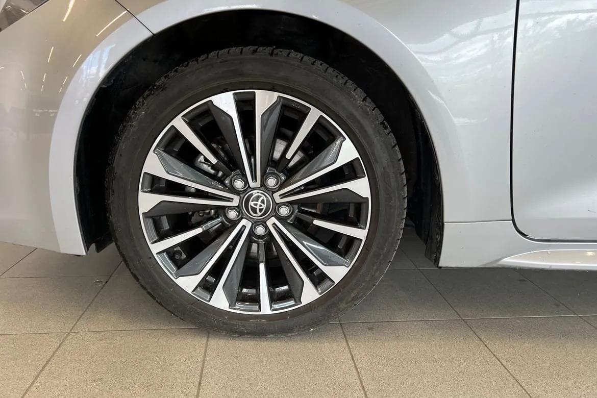 Vehicle image 16