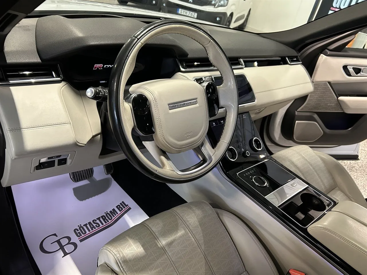 Vehicle image 10