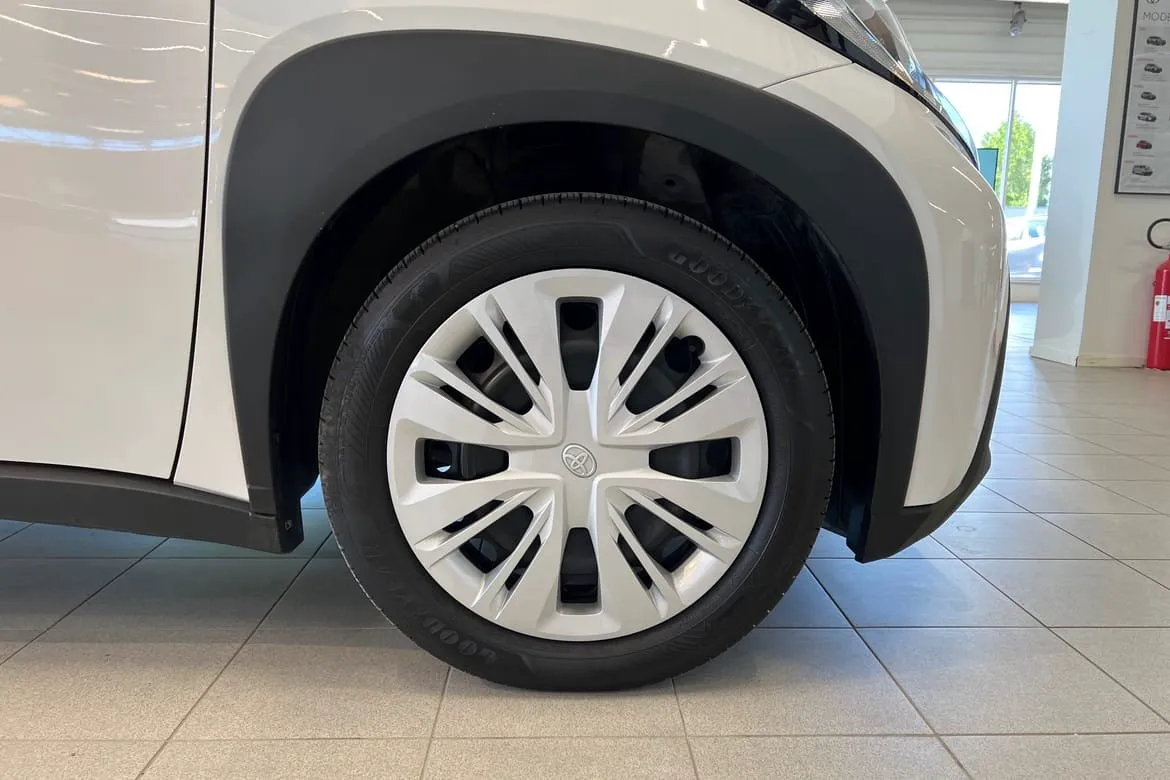 Vehicle image 15