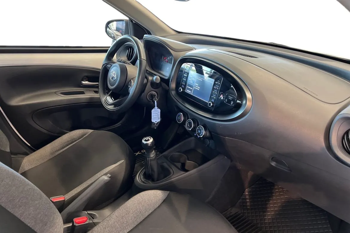 Vehicle image 6