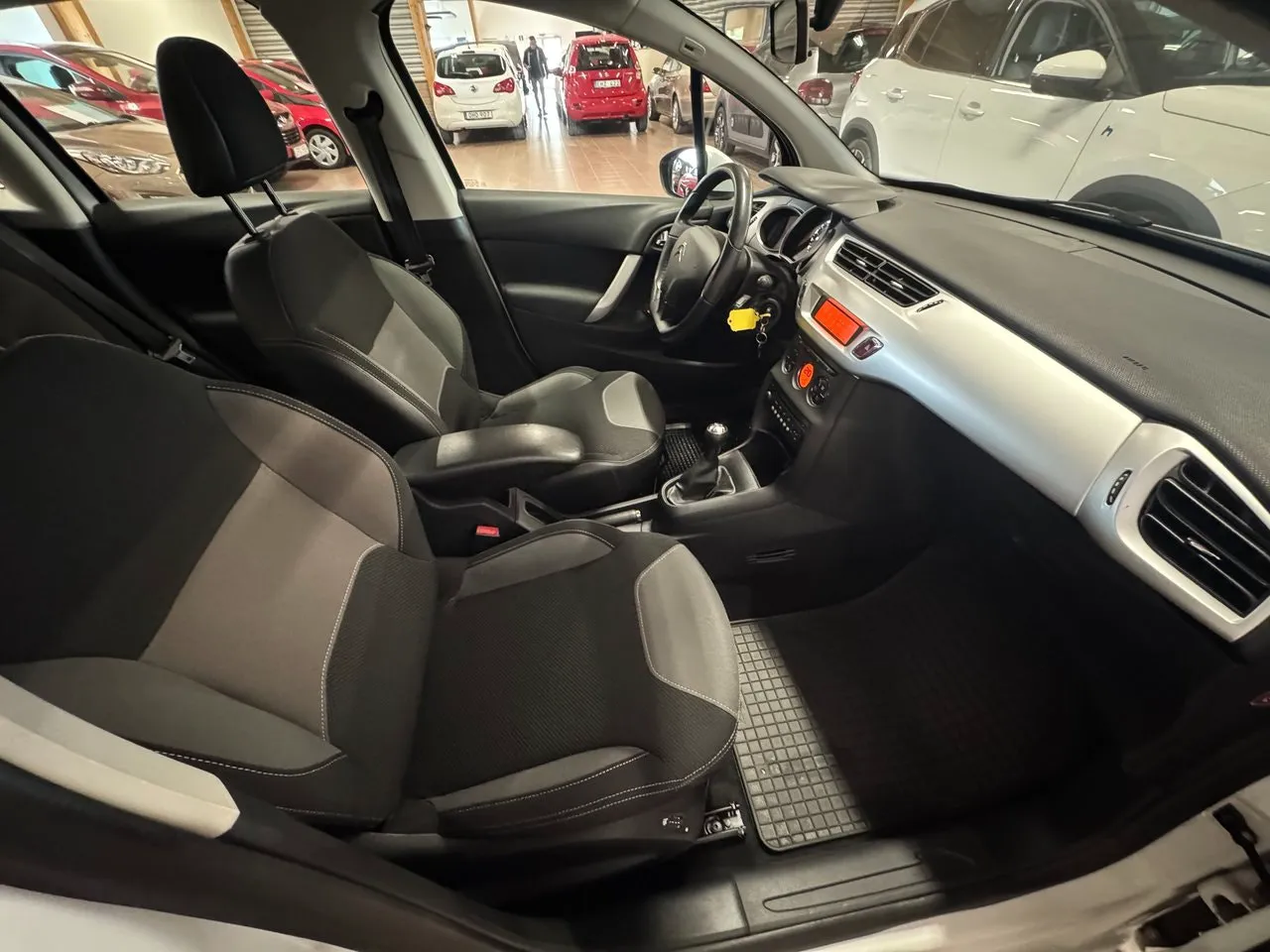 Vehicle image 4
