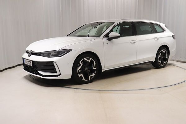 Volkswagen Passat R-Line 1.5 eTSI 150hk Kamera Drag Värmare Nav - 2025