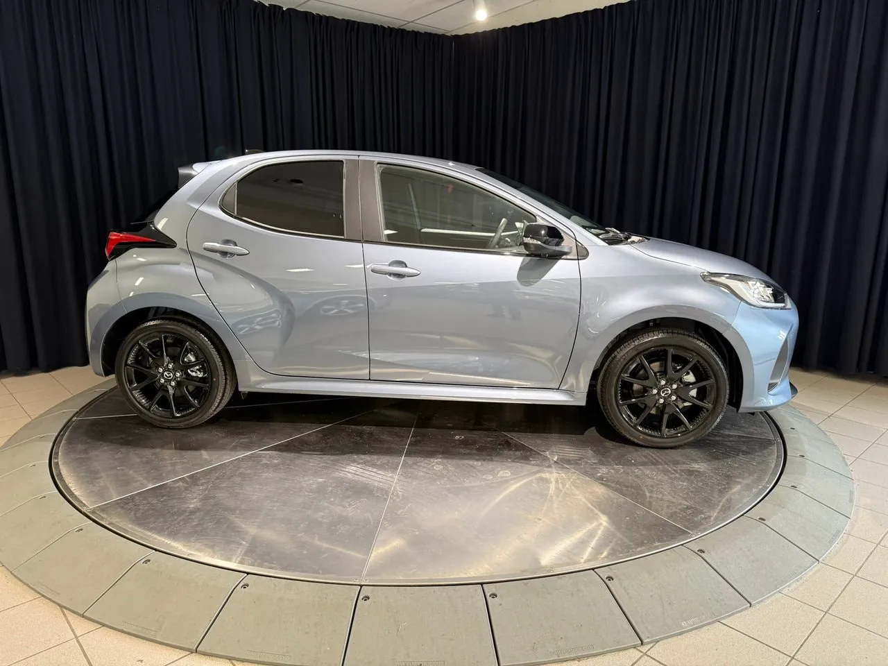 Vehicle image 6