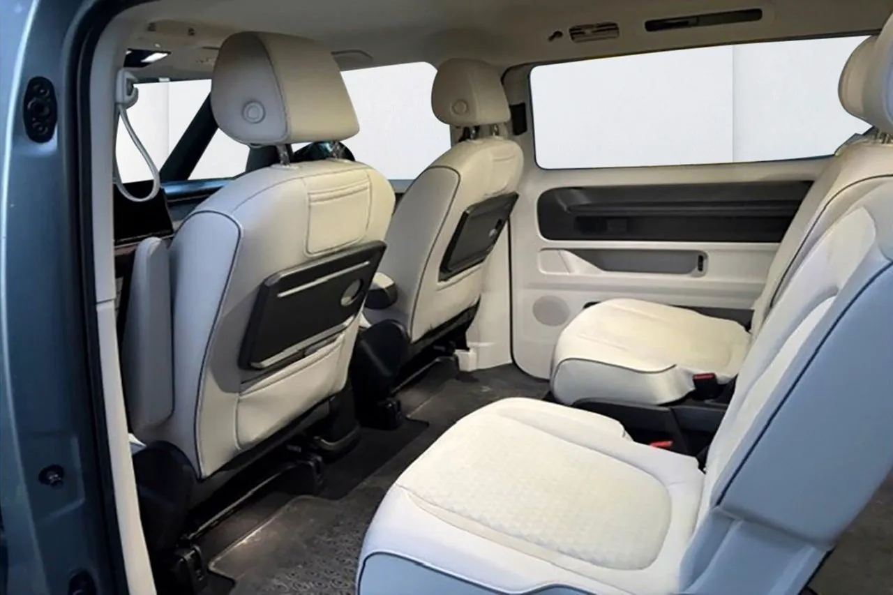 Vehicle image 15