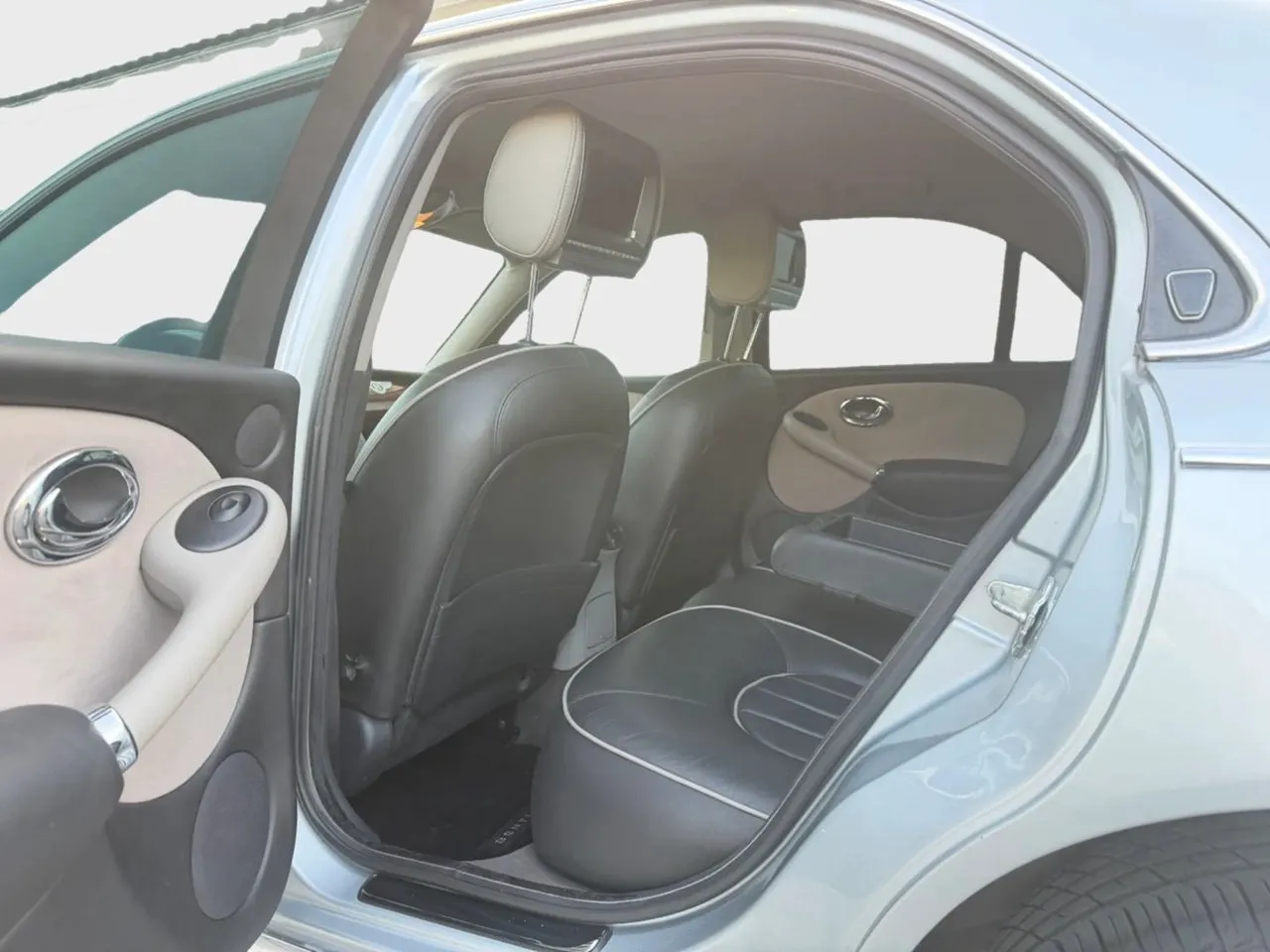Vehicle image 32