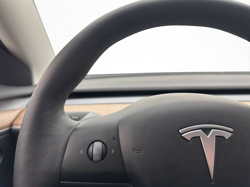 Tesla Model 3 bild 18
