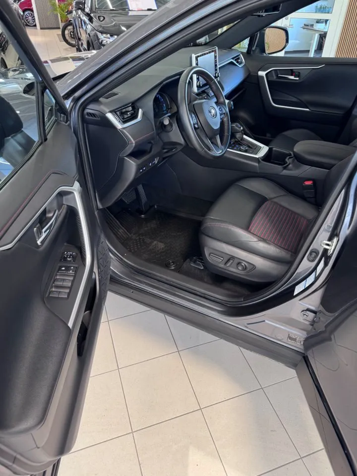 Vehicle image 13