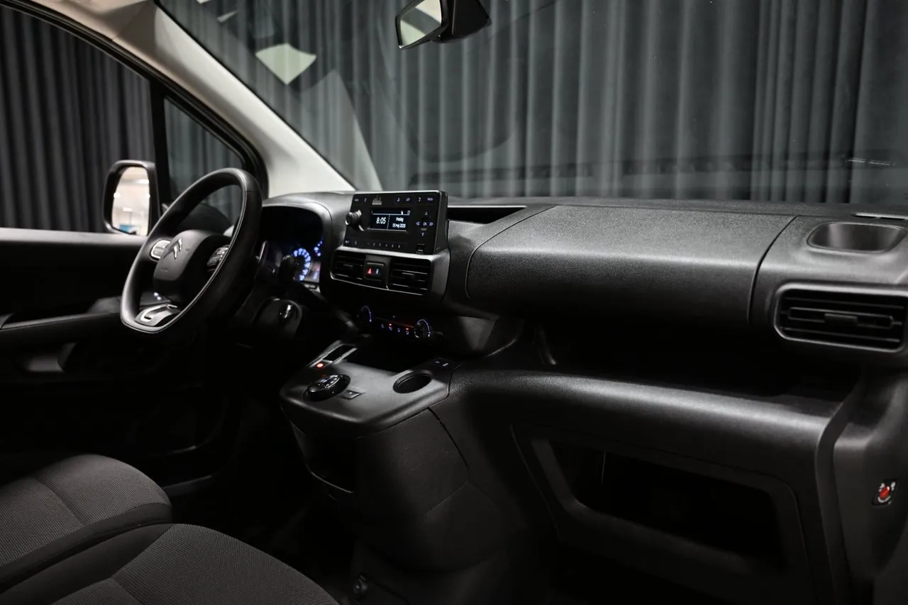 Vehicle image 21