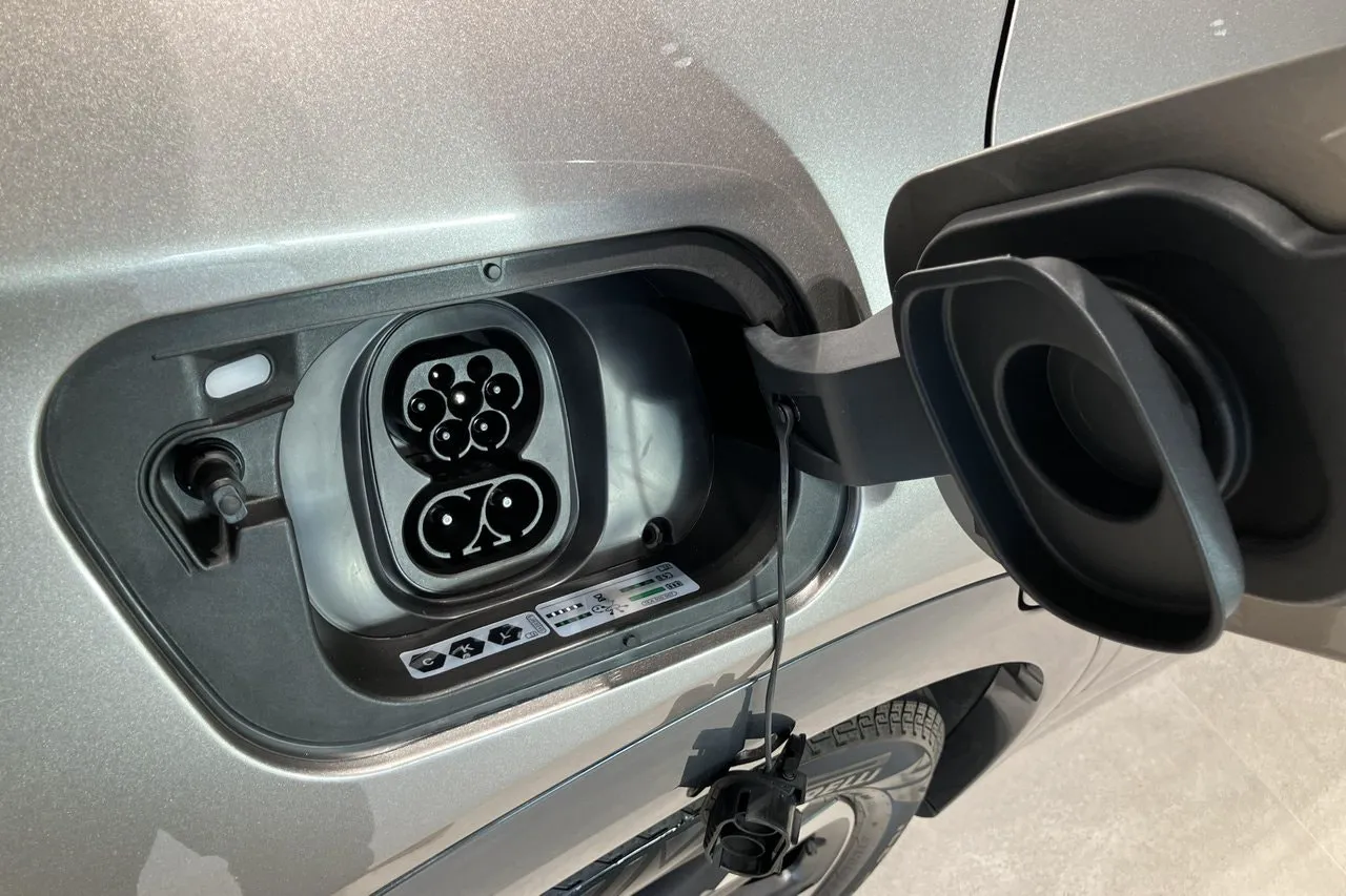 Vehicle image 10