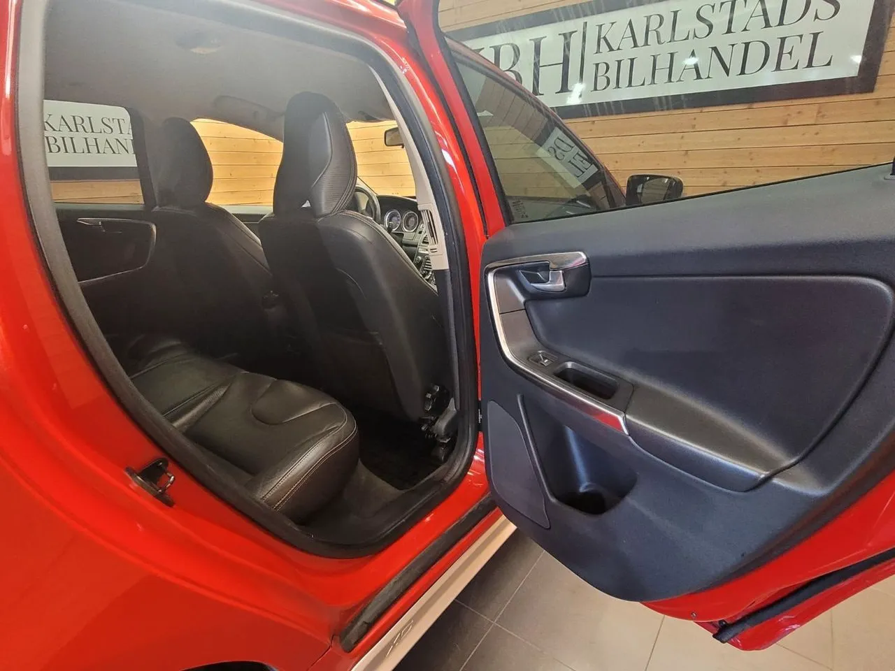 Vehicle image 15