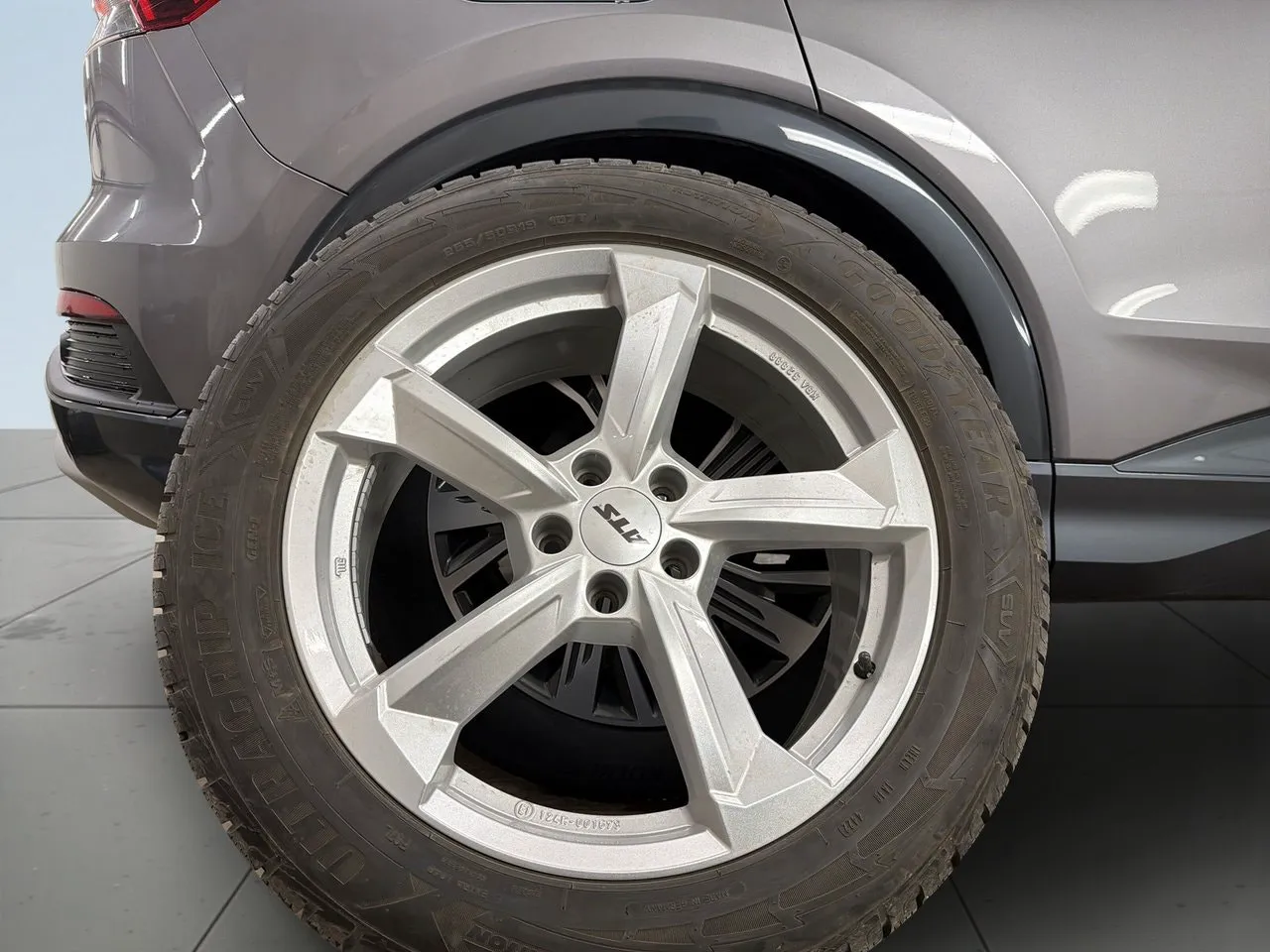 Vehicle image 13