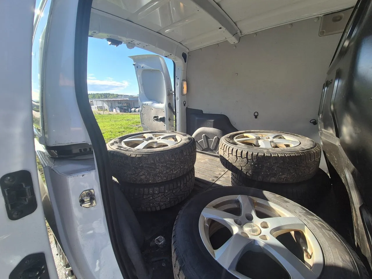 Vehicle image 10