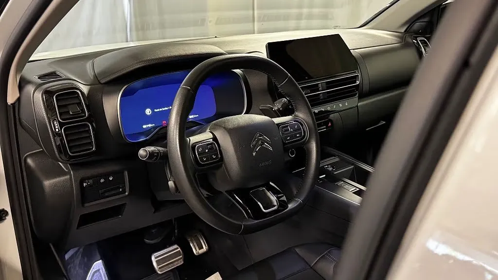 Vehicle image 16