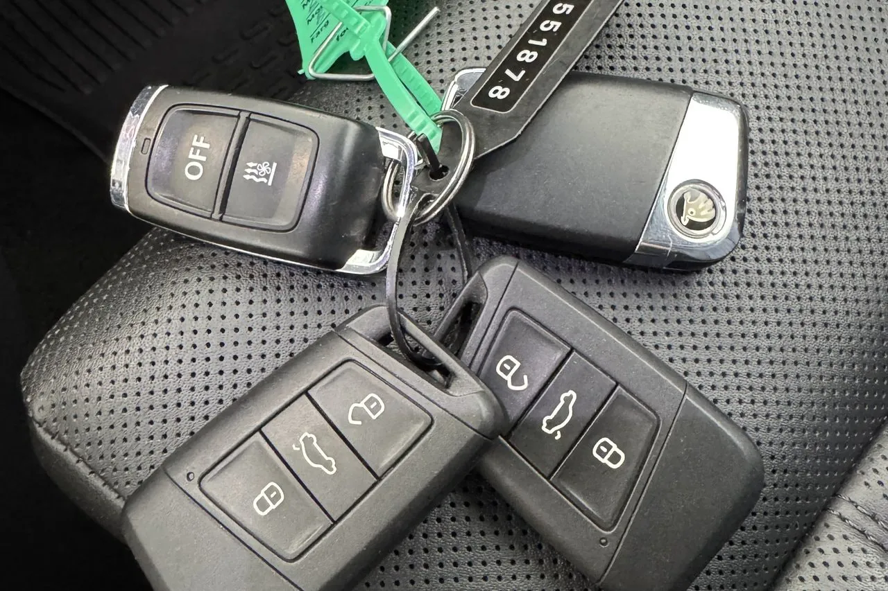 Vehicle image 15