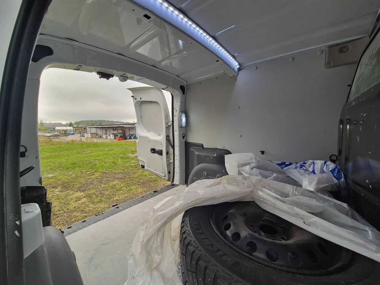 Vehicle image 8