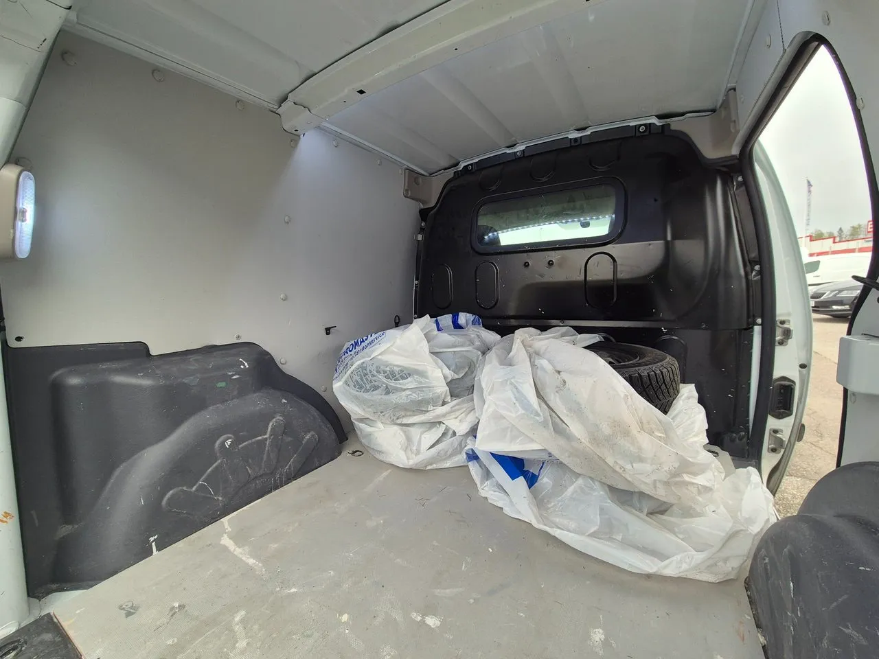 Vehicle image 9