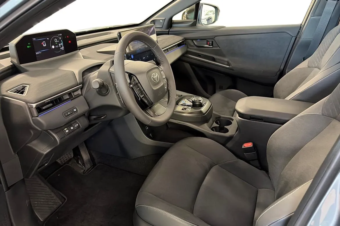 Vehicle image 6