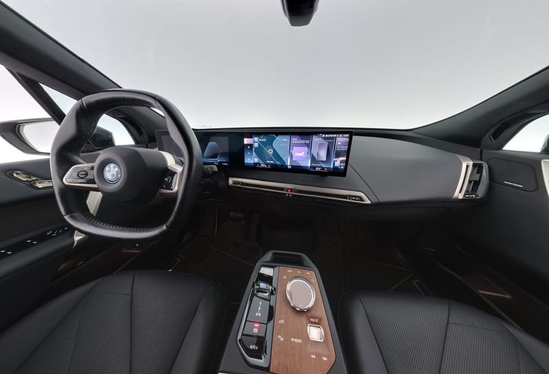 BMW iX bild 12