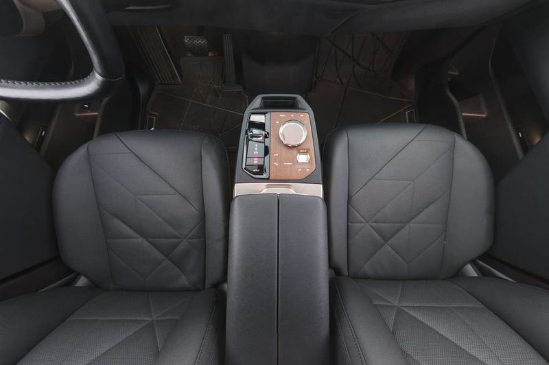 BMW iX bild 16