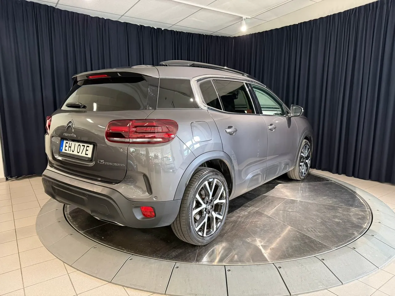 Vehicle image 5