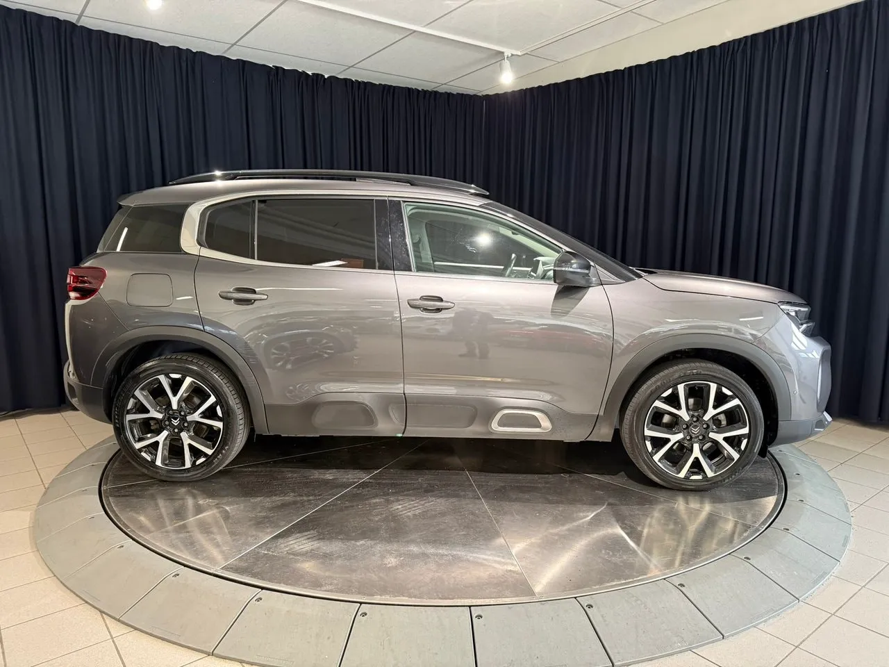 Vehicle image 6