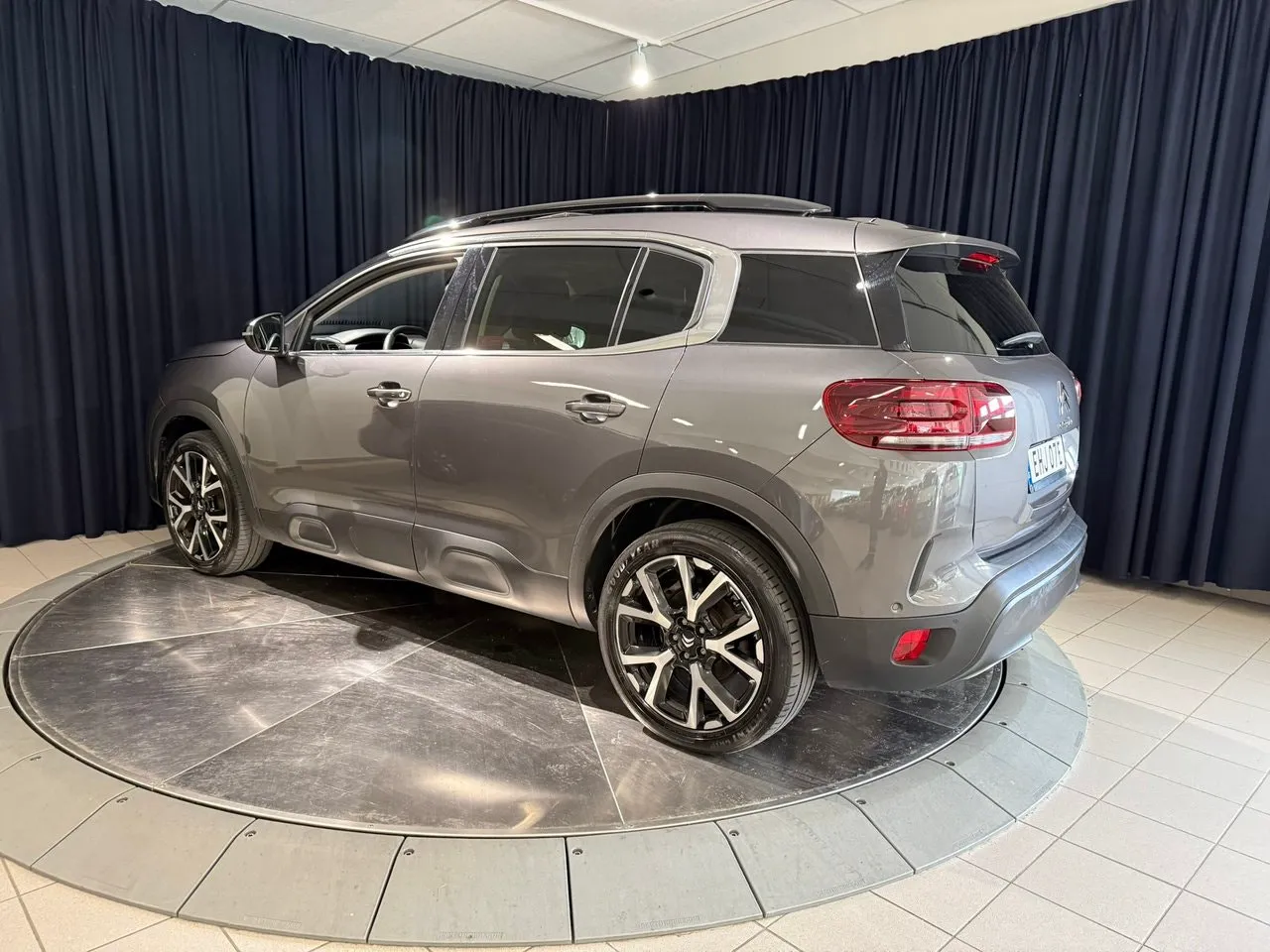 Vehicle image 3