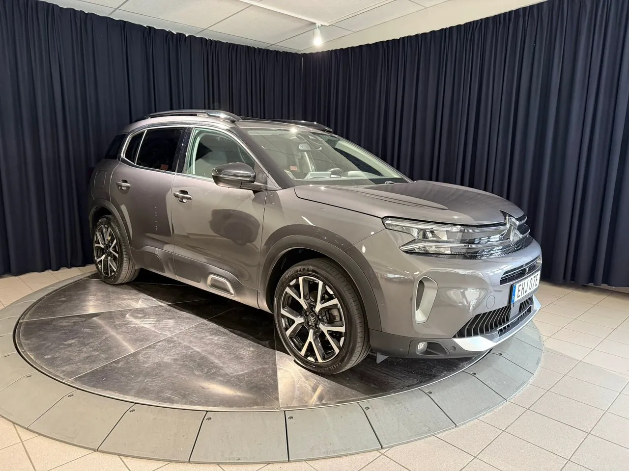 Vehicle image 7