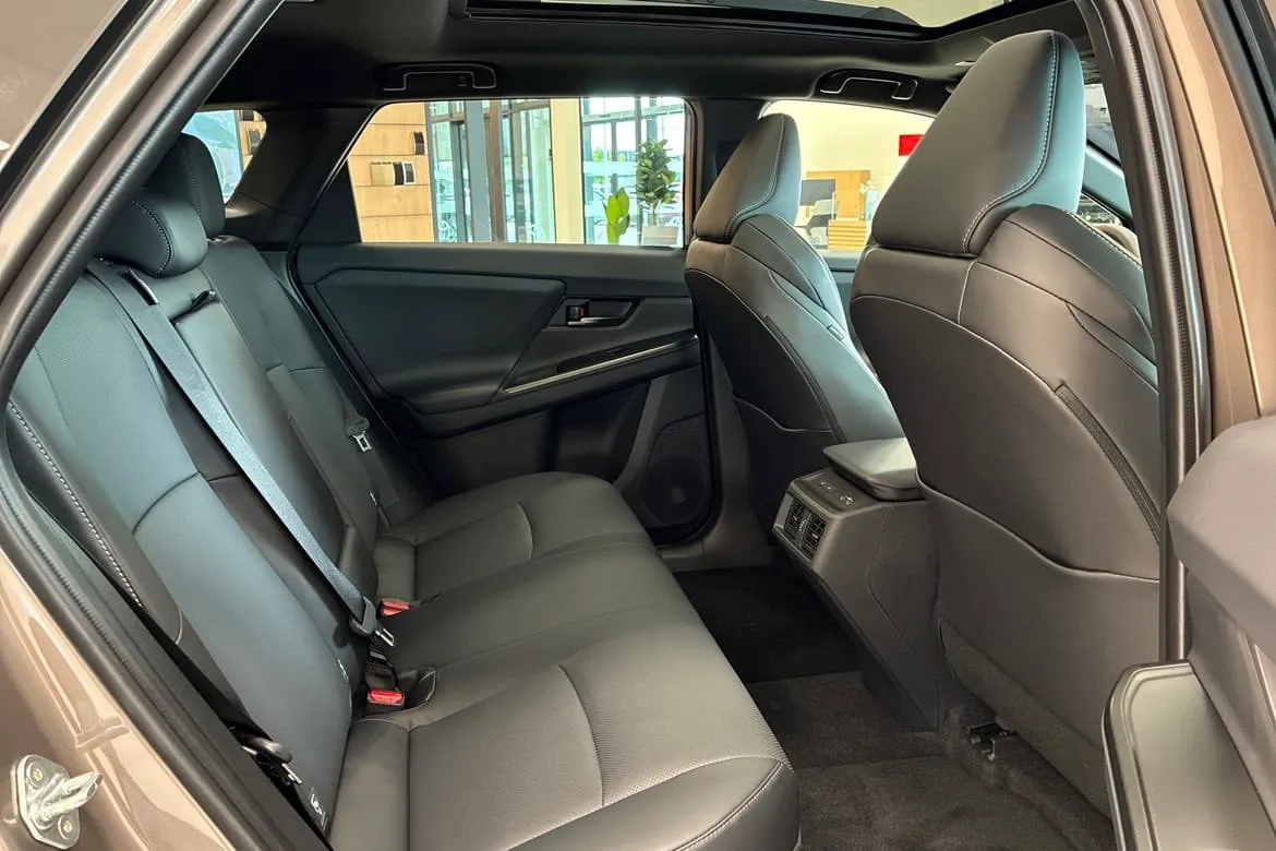 Vehicle image 6