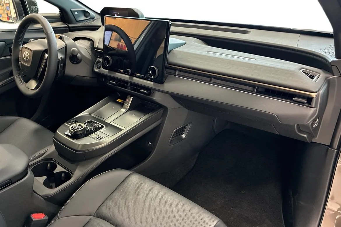 Vehicle image 5