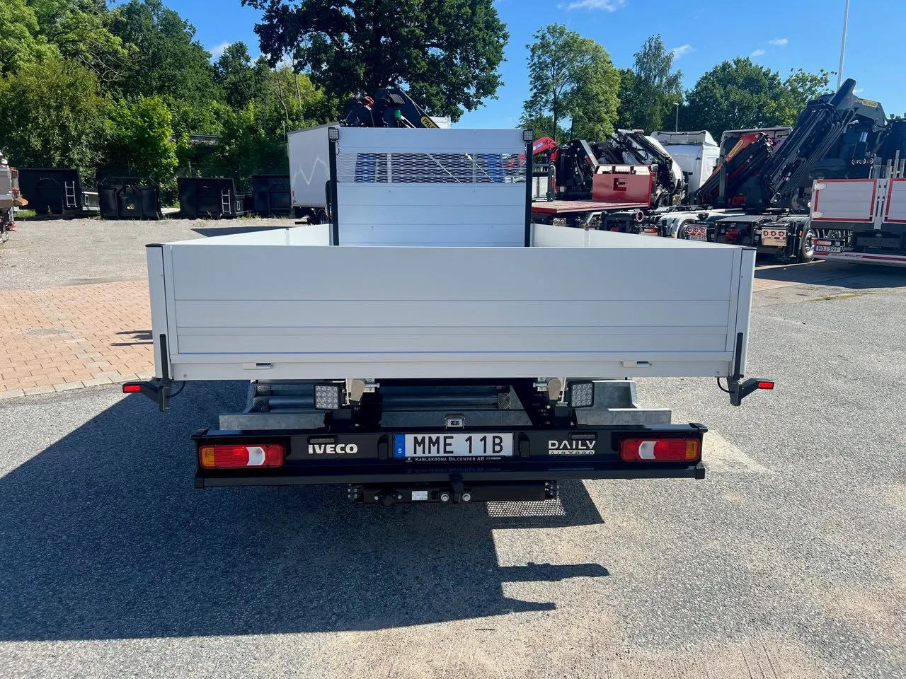 Vehicle image 16