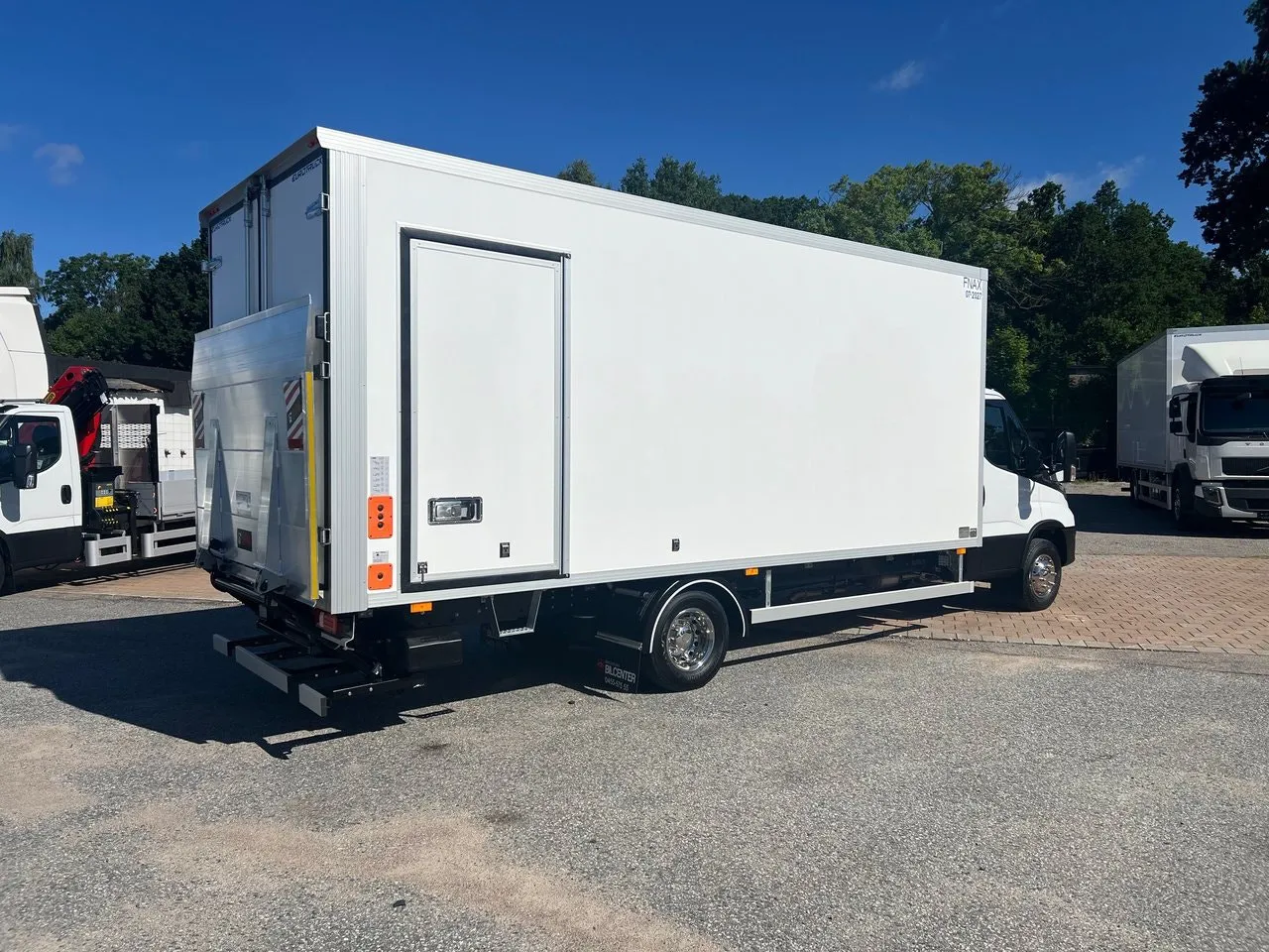 Vehicle image 14