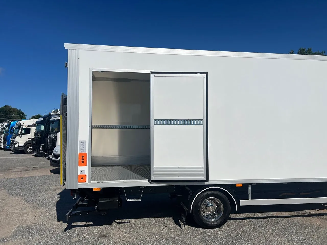 Vehicle image 25