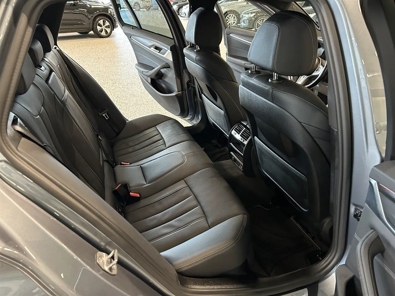 Vehicle image 18