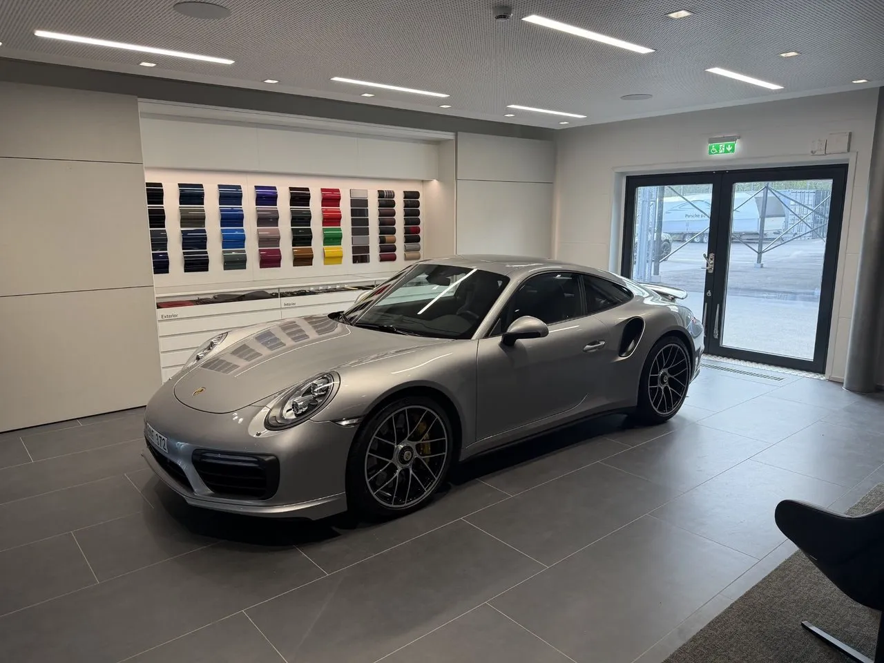 Vehicle image 16