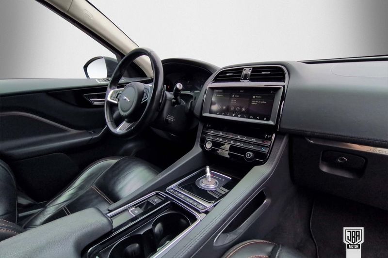 Jaguar F-Pace bild 13