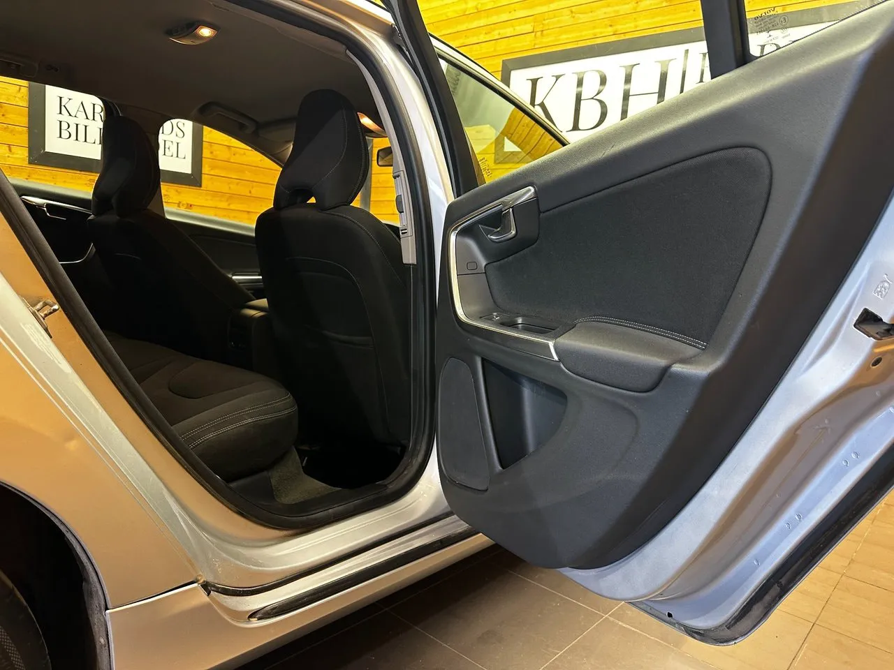 Vehicle image 16