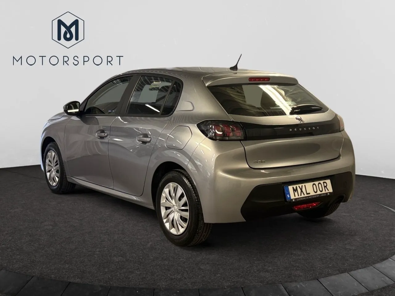 Vehicle image 4