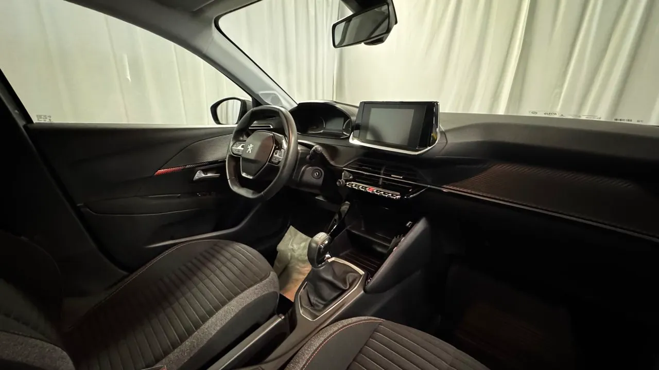 Vehicle image 18