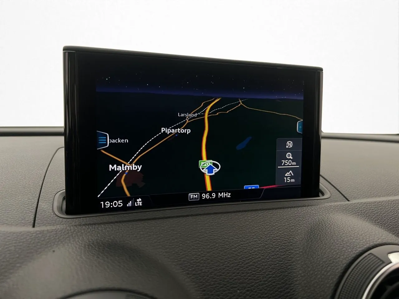 Vehicle image 16