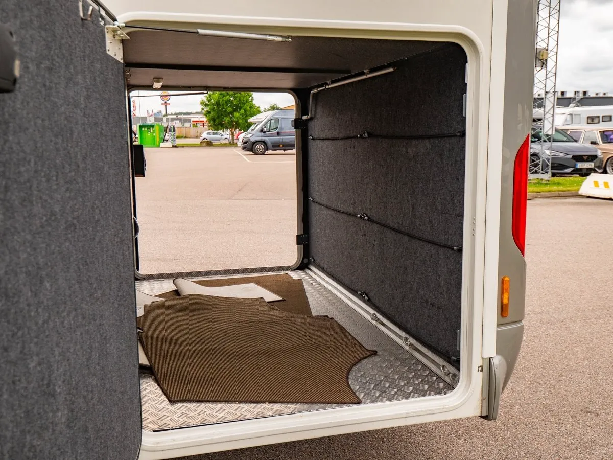 Vehicle image 28