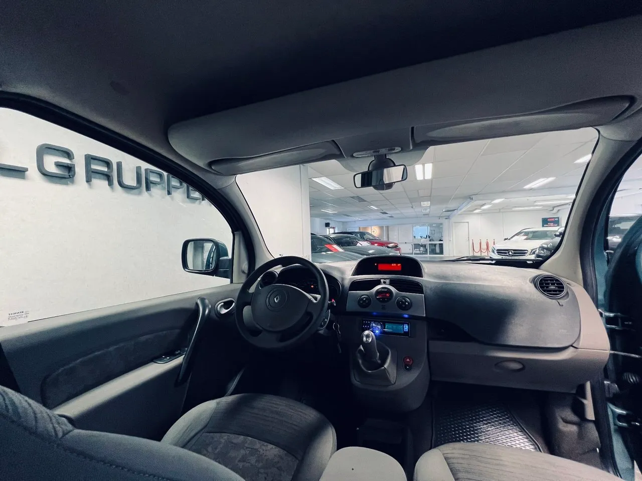 Vehicle image 10