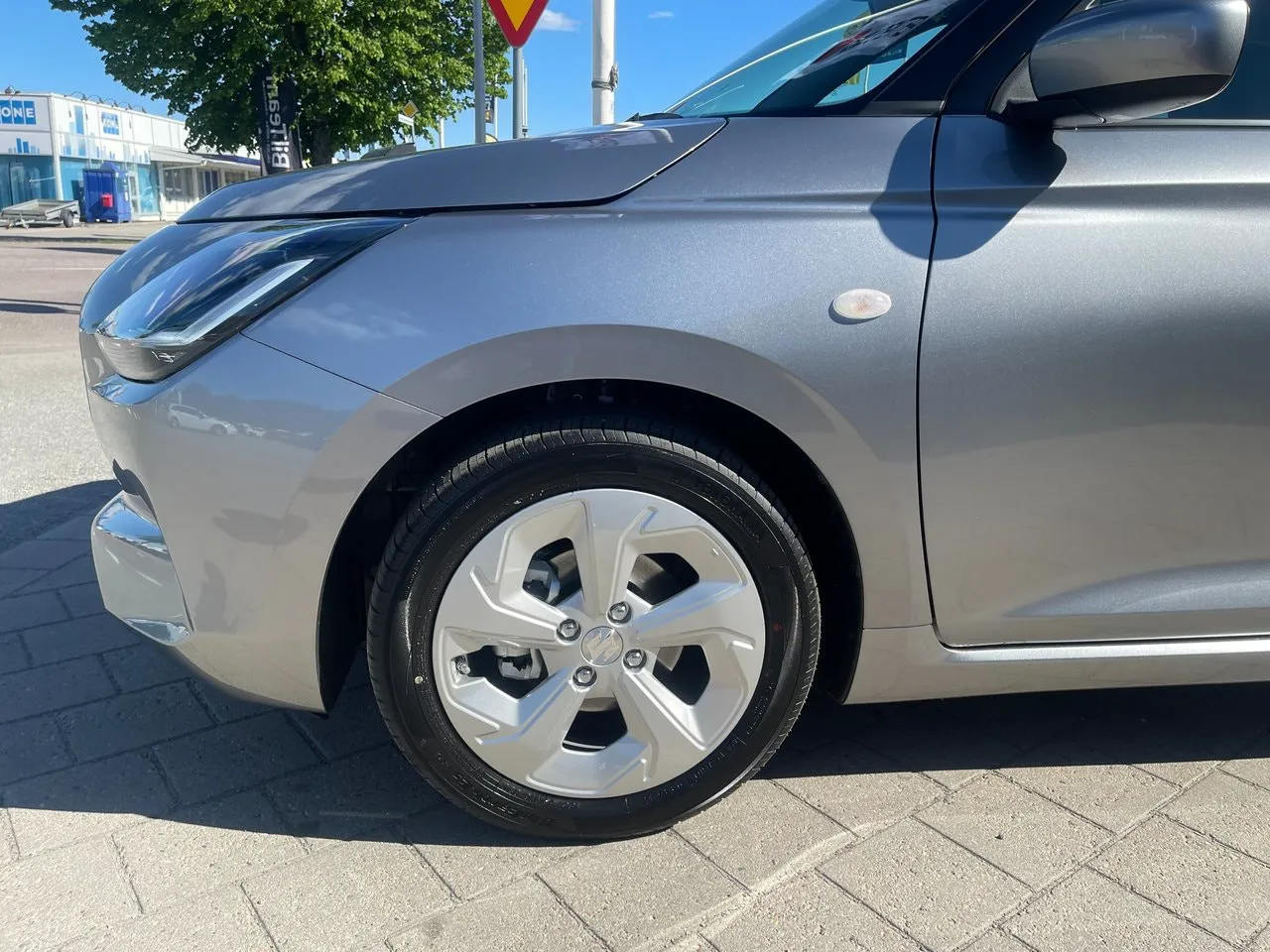 Vehicle image 6