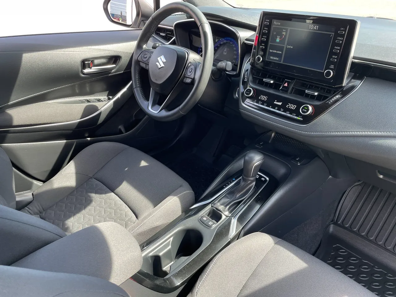 Vehicle image 10