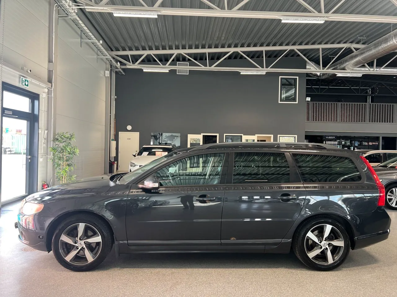 Vehicle image 5