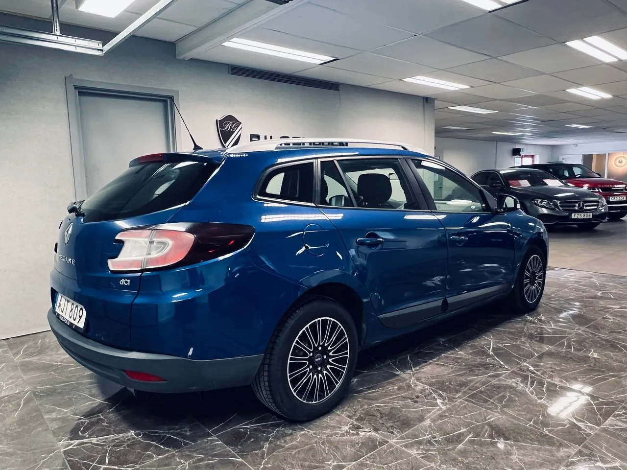 Vehicle image 3